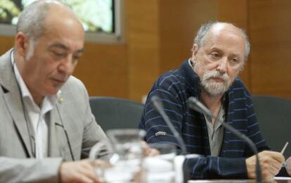 Martin Garitano, diputado general de Gipuzkoa, junto a Xabier Peñalver, director de las excavaciones de Praileaitz en la rueda de prensa de esta mañana.