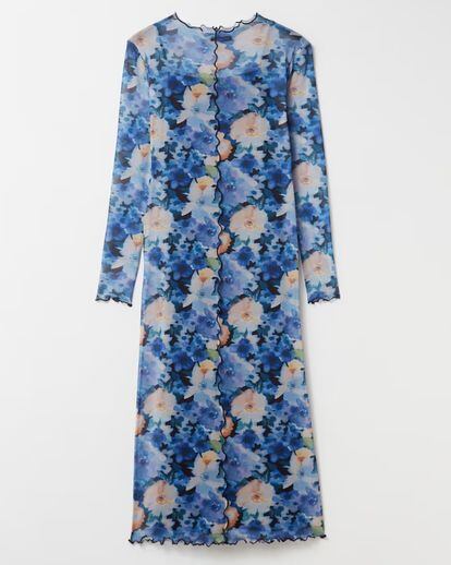 Sfera. Los vestidos en tul con ribetes en la delantera es una de las tendencias Y2K que arrasan esta primavera. Este modelo lo eleva con un print de flores y largo midi.