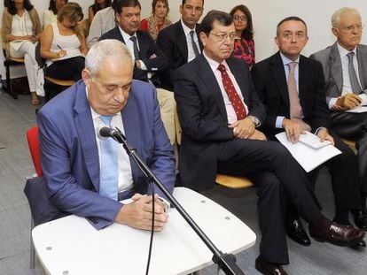 Manuel Jove, con traje azul, durante su declaraci&oacute;n ayer en el Mercantil n&uacute;mero uno de A Coru&ntilde;a.