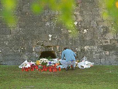 Flores y velas en recuerdo de Jokin junto a la muralla de Hondarribia.