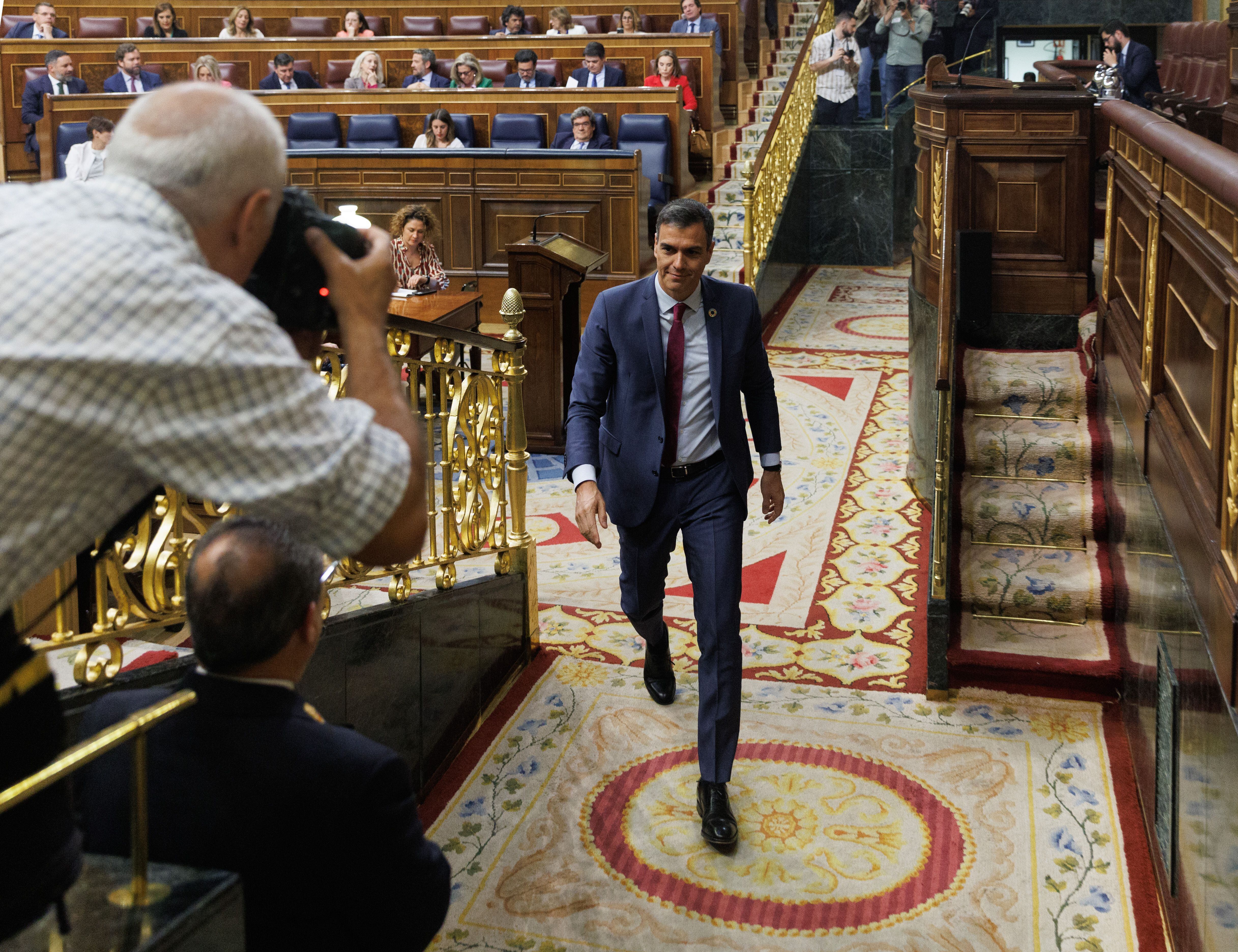 El presidente del Gobierno, Pedro Sánchez, abandona la Cámara tras intervenir en la sesión plenaria de este miércoles.