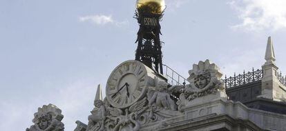 Reloj en la fachada de la sede del Banco de Espa&ntilde;a, en la Plaza de Cibeles en Madrid. EFE/Archivo