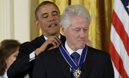 Barack Obama impone la medalla de la LIbertad al expresidente, Bill Clinton.