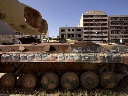 Edificios de viviendas en la avenida de Tripoli, donde se pueden ver algunos tanques de las tropas de Gadafi. Misrata, Libia.
