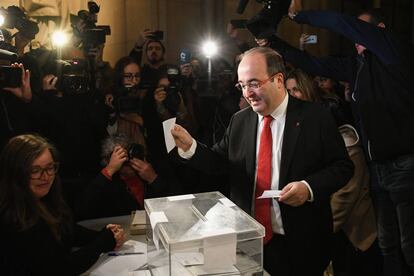 Miquel Iceta Llorens, líder del PSC, vota en la Universidad de Barcelona