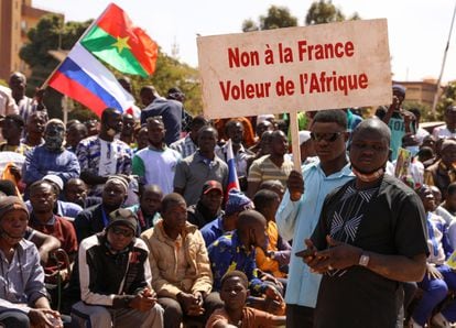 Manifestación contra la presencia francesa y a favor de Rusia en la plaza de la Nación de Uagadugú, capital de Burkina Faso, el pasado viernes.