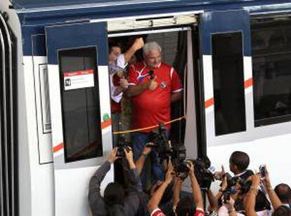 El presidente de Panamá, Ricardo Martinelli (c), habla durante la presentación de los primeros trenes que formarán parte del Metro de Ciudad de Panamá.