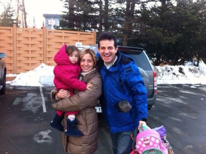 Luis Miguel Garc&iacute;a y Paula Arranz, cuando fueron a recoger a su hija a Vladivostok (Rusia)
