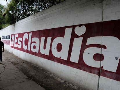 Una barda pintada con un mensaje en favor de Claudia Sheinbaum, en la alcaldía Coyoacán de Ciudad de México, el 20 de junio de 2022.