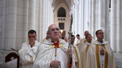 El arzobispo de Madrid, el cardenal Carlos Osoro, durante la procesión de Corpus Christi de este domingo en Madrid.