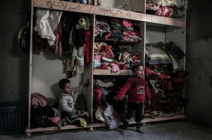En la imagen, dos niños en una zona empobrecida de la población de Khan Yunis (Franja de Gaza).