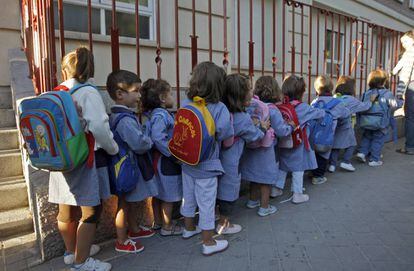 Entrada a clase en un colegio de Madrid, en una imagen de archivo.