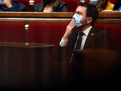 El presidente de la Generalitat, Pere Aragonès, en su escaño durante la segunda jornada del pleno del Parlament.