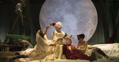 Una escena d''El somni d'una nit d'estiu' al Teatre Nacional de Catalunya.