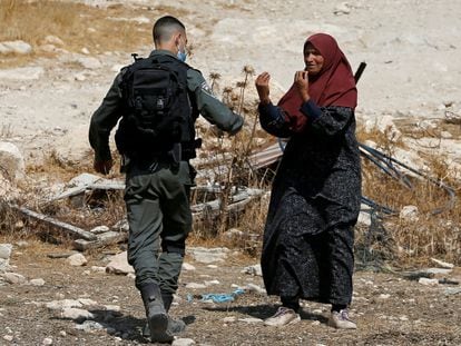 Una mujer palestina discute con un soldado israelí durante la demolición de una casa cerca de Hebrón, en Cisjordania, en septiembre de 2020.