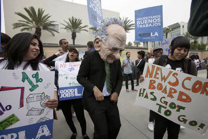 Un grupo de jóvenes protesta a la puerta de los estudios de la Fox en Los Ángeles.