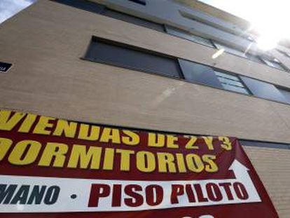 Cartel de venta de viviendas en un edificio de Valdebebas, Madrid. EFE