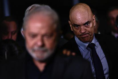 El juez Alexandre de Moraes camina detrás de Lula, el presidente brasileño, en un acto en Brasilia al día siguiente del asalto bolsonarista a los tres poderes.