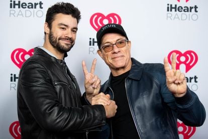 Kris Van Damme y su padre, Jean-Claude Van Damme, en los premios iHeartRadio Podcast Awards en California en enero de 2020.