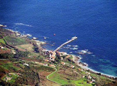 Imagen aérea de la zona construida en la isla de Ons.