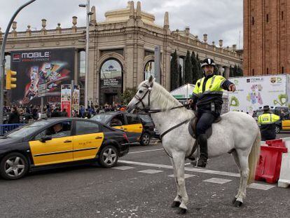 La Guardia Urbana controla el tr&aacute;fico durante una feria del Mobile World Congress.