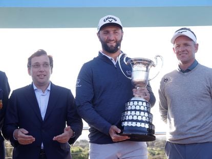 Jon Rahm sostiene el trofeo del Open de España, este martes junto al alcalde de Madrid, José Luis Martínez-Almeida, y el golfista Luke Donald.
