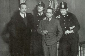 Tono (izquierda) y Mihura (centro), ambos de traje, en la representación número 100 de 'Ni pobre, ni rico, sino todo lo contrario' en 1943.