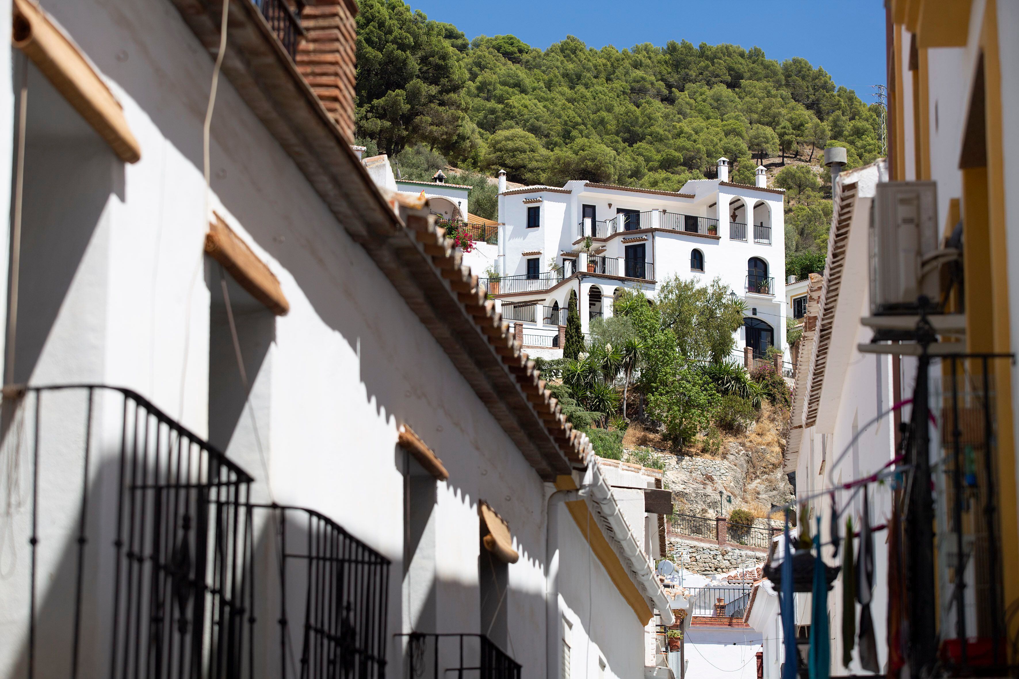 Vista de una calle de Canillas de Aceituno (Málaga).