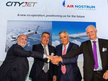 Firma del acuerdo, en 2018, entre directivos de Air Nostrum y CityJet.