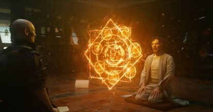 Benedict Cumberbatch y Tilda Swinton durante su entrenamiento místico en 'Dr. Strange'.