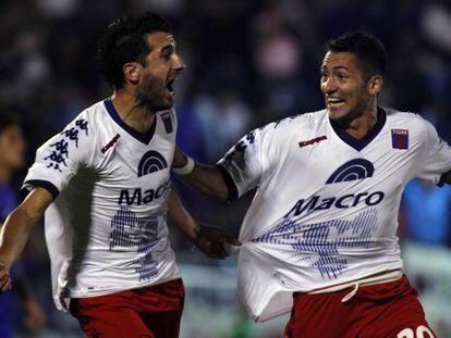 Mariano Echeverria y Matías Escobar celebran un gol de Tigre a Boca.