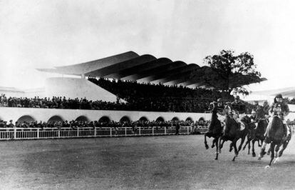 Una carrera en el hipódromo de La Zarzuela de Madrid, en una foto antigua sin fechar.