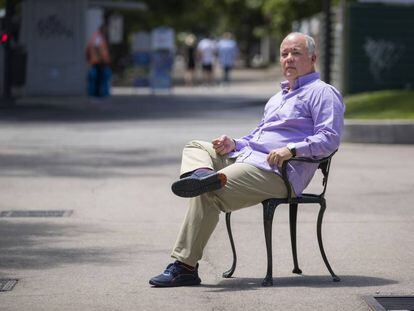 Herman Sifontes, sentado en el paseo de Recolesto (Madrid).