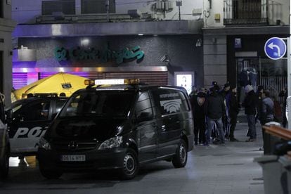 Agentes en la Puerta del Sol de Madrid el 7 de marzo, cuando chocaron dos bandas latinas.