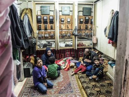 El sirio Ahmed Q, su mujer y sus cinco hijos en su hogar, el cuarto de fusibles del edificio donde trabaja como portero en la norteña ciudad libanesa de Trípoli.