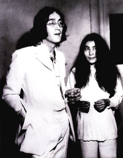 Que haya parejas de famosos que combinen sus estilismos no es algo nuevo. El cantante John Lennon y Yoko Ono también combinaron sus colores y estilios en muchas de sus apariciones públicas. En la imagen, la pareja en 1968.