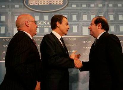 El presidente del Gobierno, José Luis Rodríguez Zapatero, saluda al presidente de Castilla y León, Juan Vicente Herrera, en presencia del presidente del Senado, Javier Rojo.