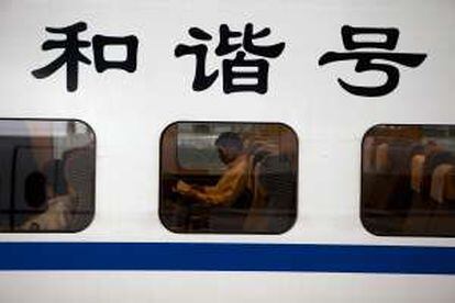 Viajero de un tren bala en la estación de trenes de Shanghái.