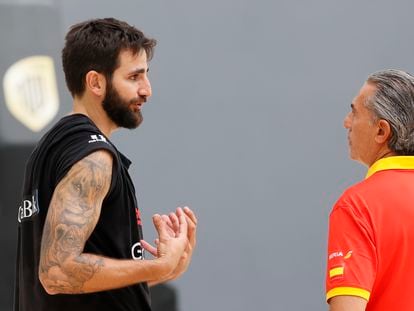 El seleccionador español de baloncesto, Sergio Scariolo y el jugador Ricky Rubio, el pasado 29 de julio durante un entrenamiento de la selección española.