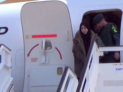 Samira Jerou baixa de l'avió flanquejada per la Guàrdia Civil.