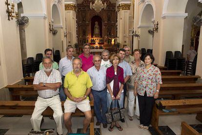 Varios miembros del grupo vecinal de Estepona que reclaman la herecia de Nadal, en la iglesia de Los Remedios.