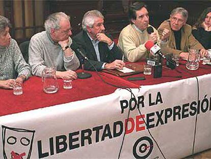 Iñaki Gabilondo, Javier Sádaba y Pilar Bardem, entre otros, en un acto de la Plataforma Cultura contra la Guerra.