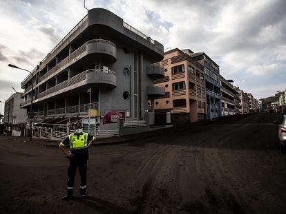 Un agente de la Guardia Civil, en un cruce de Puerto Naos, dentro de la zona de exclusión por el volcán de La Palma, este miércoles.