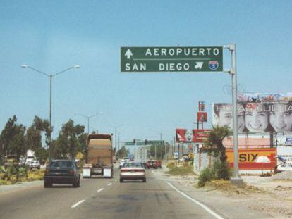 Se&ntilde;ales de tr&aacute;fico indicativas del aeropuerto de Tijuana y de San Diego.