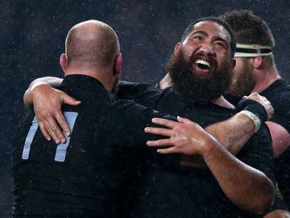 Los All Blacks, felices tras el partido.