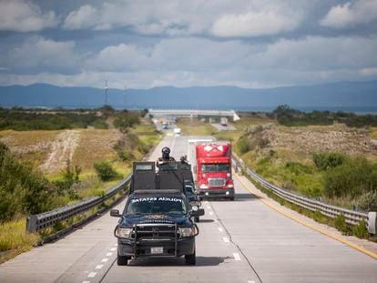 Miembros de la policía estatal de Nuevo León realizan un patrullaje en una carretera.