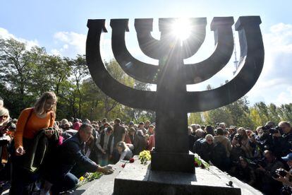 Monumento a las víctimas del barranco de Babi Yar, durante el 78 aniversario, en 2019.