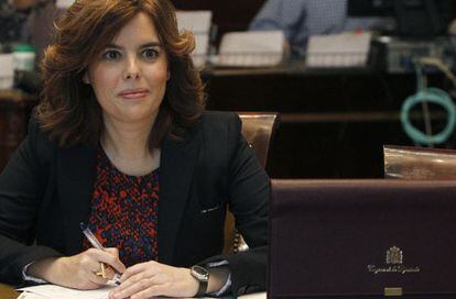 Soraya S&aacute;enz de Santamar&iacute;a cubre el formulario para acreditarse como diputada.