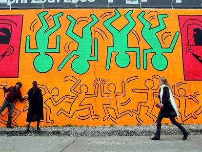 La gente camina por una recreación de un mural sin título pintado por el artista Keith Haring en Nueva York.