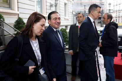 Los ministros en funciones de Exteriores, José Manuel Albares (en el centro), e Industria, Héctor Gómez (a la derecha), en los alrededores del Congreso, antes del inicio de la sesión de investidura, este miércoles.